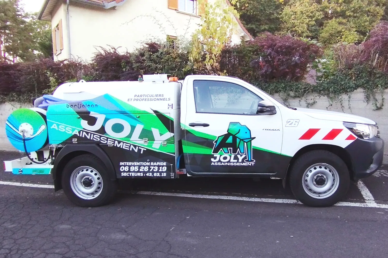 Création du flocage véhicule du mini combiné hydrocureur de JOLY Assainissement