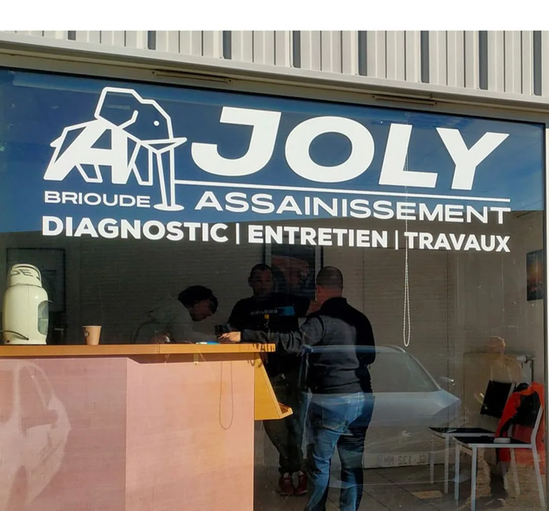 Devanture magasin - Design et pose de devanture magasin de Joly Assainissement - Secteur Biroud et Issoire